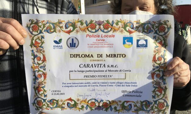 Cervia: Attestato di merito oggi al mercato per Luciana Marcella e Sergio