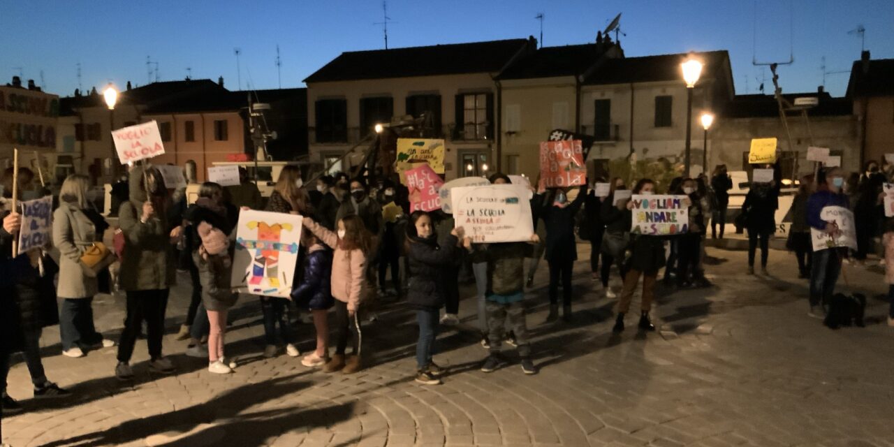 Cesenatico: Genitori in piazza per dire NO alla chiusura delle scuole