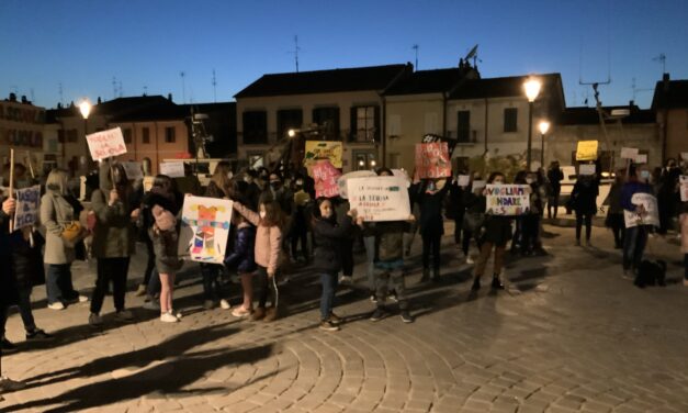 Cesenatico: Genitori in piazza per dire NO alla chiusura delle scuole