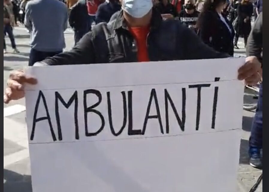 Manifestazione in piazza a Rimini: Scendono in piazza  le categorie  ancora chiuse. Presenti anche gli ambulanti