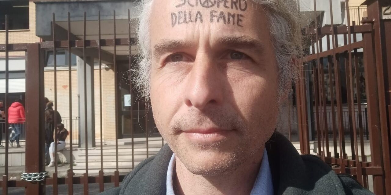 Davide Tutino cambia il suo nome in Anita Mariani, e intraprende un nuovo sciopero della fame.